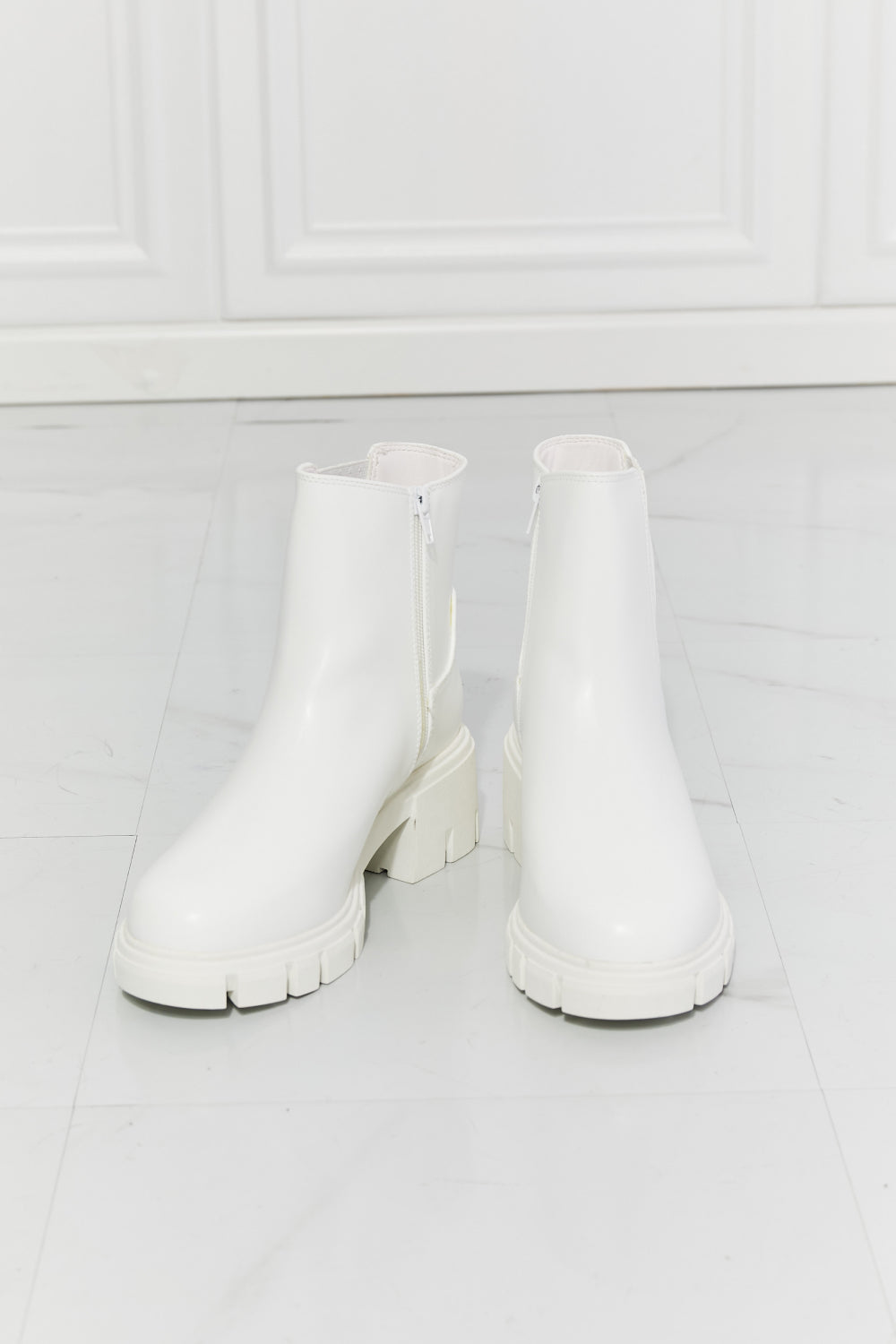 MMShoes What It Takes Lug Sole Chelsea Boots in White Trendsi